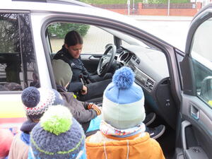 Bild vergr&ouml;&szlig;ern: Kitakinder_Polizeiauto_2