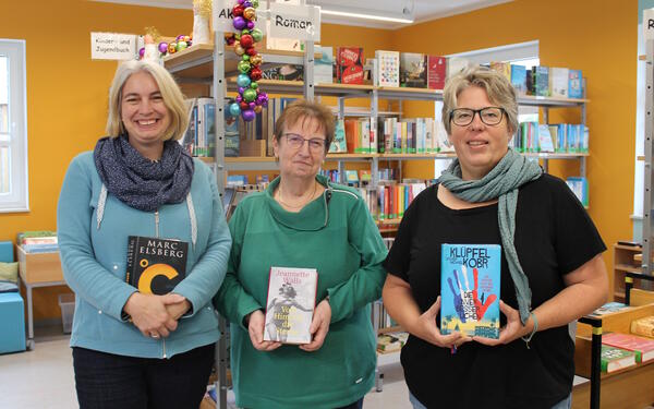 Bild vergr&ouml;&szlig;ern: Foto (© Gemeinde Lehre): Wiebke Wulff-Heitmann, Marianne Eckhard und Daniela Piehl betreuen ehrenamtlich die Gemeindebücherei in Lehre.