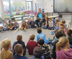 Bild vergr&ouml;&szlig;ern: Bürgermeister Busch las in der Grundschule Lehre.