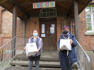 Bild vergr&ouml;&szlig;ern: Foto (Gemeinde Lehre): proWin-Beraterin Melanie Tietz (l.) überreichte Einrichtungsleiterin Christiane Auth ihre Spende für die Kita Groß Brunsrode: zwei so genannte „AirBowls“.