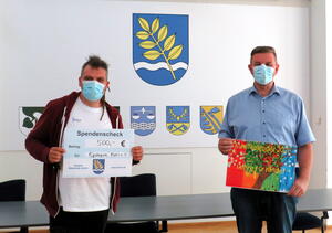 Bild vergr&ouml;&szlig;ern: Spende Kunstkalender 2021, Vorsitzender des Vereins Epilepsie Kids (links) und Gemeindebürgermeister Andreas Busch bei der Übergabe der Spende