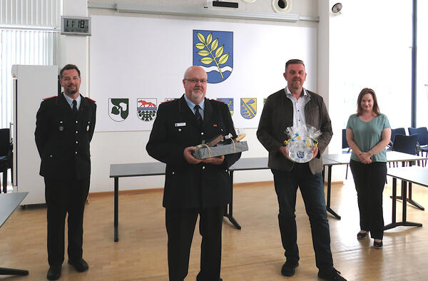 Bild vergr&ouml;&szlig;ern: Foto (Gemeinde Lehre): Offizielle Verabschiedung aus dem Ehrenbeamtenverhältnis: Gemeindebrandmeister-Vertreter Maik Goerke, der scheidende Ortsbrandmeister Dirk Gebauer, Bürgermeister Andreas Busch und Fachbereichsleiterin Nicole Behlendorf (v.l.)