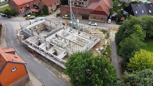 Bild vergr&ouml;&szlig;ern: Foto (Quelle: Freiwillige Feuerwehr Groß Brunsrode): Richtfest in Groß Brunsrode - der Rohbau des neuen Feuerwehrgerätehauses wird offiziell eingeweiht.