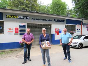 Bild vergr&ouml;&szlig;ern: Foto (Quelle: Gemeinde Lehre): Inhaberin und Geschäftsführerin Bettina Flügge nimmt von Bürgermeister Andreas Busch und Ortsbürgermeister Heinrich Köther einen Präsentkorb zum 60-jährigen Firmenjubiläum entgegen.