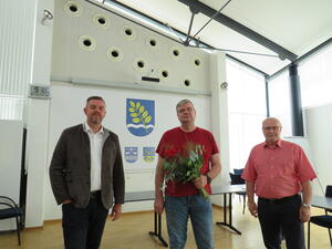 Bild vergr&ouml;&szlig;ern: Foto (Gemeinde Lehre): Gemeindebürgermeister Andreas Busch (l.) verabschiedete Olaf Ehlers (Mitte) als Vorstandsvorsitzenden des SPD-Ortsvereins. Neuer Vorsitzender ist Hans-Joachim Gottschlich (r.).