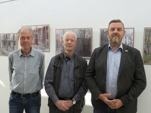 Bild vergr&ouml;&szlig;ern: Foto (© Gemeinde Lehre): Uwe Otte, Jens Dürrkopf und Gemeindebürgermeister Andreas Busch bei der ERöffnung der neuen Fotoausstellung im Rathaus.