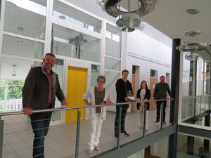 Bild vergr&ouml;&szlig;ern: Foto  (Gemeinde Lehre): Simon Hoppe (mitte) wurde von Bürgermeister Andreas Busch, Personalratsvorsitzende Barbara Kluge, Fachbereichsleiterin Nicole Behlendorf und Fachbereichsleiter André Schulz im Rathaus verabschiedet.