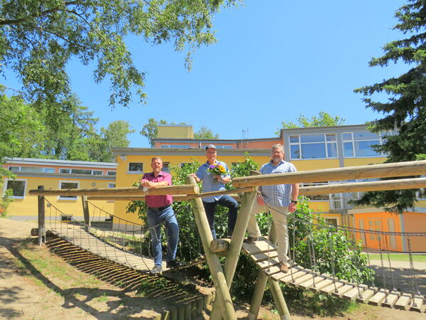 Bild vergr&ouml;&szlig;ern: Foto (Gemeinde Lehre): Heinrich Aukam (Mitte) wurde von Bürgermeister Andreas Busch und Schulleiter Frank Lange (v. l.) verabschiedet.