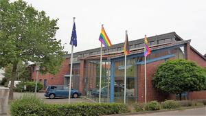 Bild vergr&ouml;&szlig;ern: Vor dem Lehrschen Rathaus wehen die Regenbogenfahnen.
