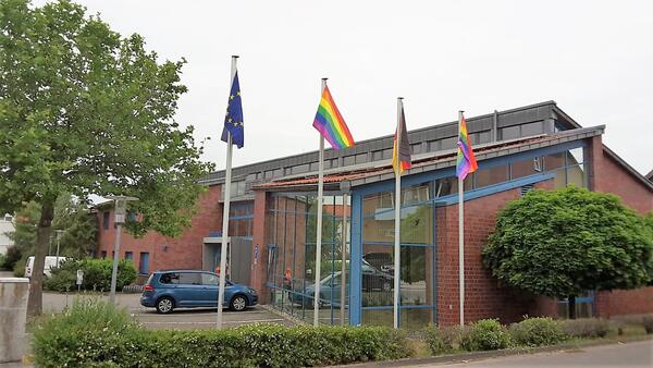 Bild vergr&ouml;&szlig;ern: Vor dem Lehrschen Rathaus wehen die Regenbogenfahnen.