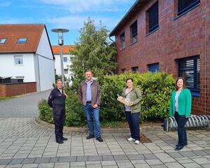 Bild vergr&ouml;&szlig;ern: Foto (Gemeinde Lehre): Bürgermeister Andreas Busch und Nicole Behlendorf (r.) verabschiedeten die Leiterin der Polizeitstation in Lehre, Annemarie Lessat, (2.v.r.) und begrüßten Jennifer Hafke (l.)