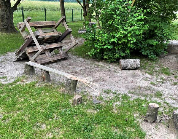 Bild vergr&ouml;&szlig;ern: Foto (Kita Essenrode): Unbekannte verwüsteten jetzt den Außenbereich der Kita.
