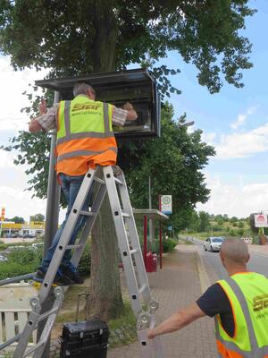 Bild vergr&ouml;&szlig;ern: Foto (Peter Westphal): Die Installation an der Bushaltestelle in Flechtorf.