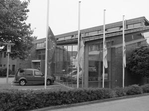 Bild vergr&ouml;&szlig;ern: Foto (Gemeinde Lehre): Die Flaggen am Rathaus stehen auf Halbmast – die Gemeinde Lehre gedenkt der Opfer der Hochwasserkatastrophe.