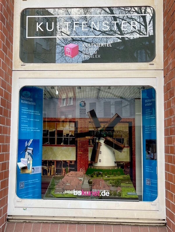 Bild vergr&ouml;&szlig;ern: Foto (© Angelika Geschke): Das Modell der Wendhäuser Windmühle ist Teil der Ausstellung zur Industriekultur in den Braunschweiger „Kultfenstern“ in der Friedrich-Wilhelm-Straße.