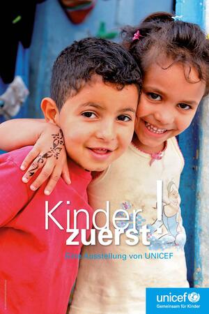 Bild vergr&ouml;&szlig;ern: Bild: (© UNICEF Deutschland) Titelbild Ausstellung „Kinder zuerst“ von UNICEF