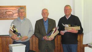 Bild vergr&ouml;&szlig;ern: Foto (© Gemeinde Lehre): Die Gemeinde verabschiedet sich (von links) von Ortsbürgermeister Frank Hennig (CDU), seinen Stellvertreter Heinz-Gerhard Prenzel (CDU) und Ortsratsmitglied Detlef Nitsche (UWG).