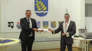 Bild vergr&ouml;&szlig;ern: Foto (© Gemeinde Lehre): Symbolische Schlüsselübergabe im Rathaus - Gemeindebürgermeister Andreas Busch und KVL-Präsidenten Wolfgang Rockar (von links).