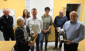 Bild vergr&ouml;&szlig;ern: Foto (Gemeinde Lehre): Klein Brunsrode: Der neue Ortsrat Alexander Schmidt, Gabriele Braun, Robert Steinborn, Iris Rubach und Dirk Fuhrmann mit den verabschiedeten Mitglieder Bettina Müller-Kühne und Peter Ebel (vorne).