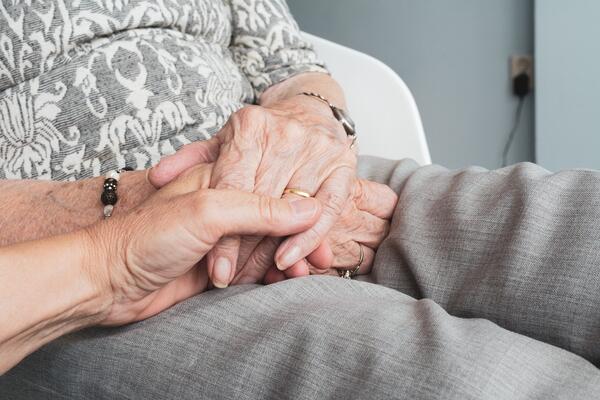 Bild vergr&ouml;&szlig;ern: Symbolfoto (Quelle: Pixabay): In den vertraulichen Treffen der Selbsthilfegruppe zum Thema Demenz kommen pflegende Angehörige zusammen, um sich untereinander auszutauschen.