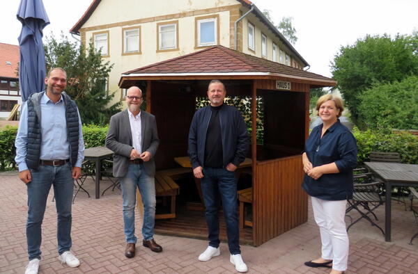 Bild vergr&ouml;&szlig;ern: Foto: (© Gemeinde Lehre) Fachbereichsleiter Marco Schulz (v. l. n. r.), Verwaltungsleiter Tobias Breske, Pächter Harry Reithmann und Ortsbürgermeisterin Kerstin Jäger