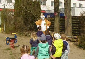 Bild vergr&ouml;&szlig;ern: Foto (Kita Lehre): Der Osterhase besuchte die Kita "An der Feuerwehr".