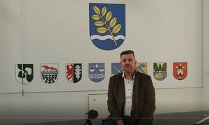 Bild vergr&ouml;&szlig;ern: Startbild des Videos: Der Bürgermeister im Ratssaal der Gemeinde Lehre.