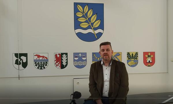 Bild vergr&ouml;&szlig;ern: Startbild des Videos: Der Bürgermeister im Ratssaal der Gemeinde Lehre.