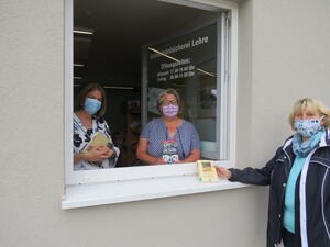 Bild vergr&ouml;&szlig;ern: Foto (Archiv: Gemeinde Lehre): Wiebke Wulff-Heitmann, Daniela Piehl und Ingrid Wettlaufer (v.l.) freuen sich über die Wiederöffnung der Bücherei.