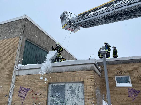 Bild vergr&ouml;&szlig;ern: Die Feuerwehr schippte auf dem Dach Schnee.