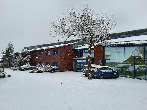 Bild vergr&ouml;&szlig;ern: Das Rathaus in Lehre im Schnee. Foto: Gemeinde Lehre