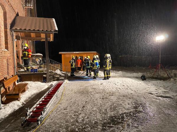 Bild vergr&ouml;&szlig;ern: Fotos (Gemeindefeuerwehr Lehre): Es gab einen Wasserschaden in der Brunsroder Kita, die Feuerwehr war im Einsatz.