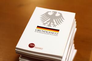 Bild vergr&ouml;&szlig;ern: Pfingsten und Tag des Grundgesetzes