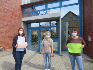 Bild vergr&ouml;&szlig;ern: Foto (© Gemeinde Lehre): Sarah Krüger, Vorsitzende des Gemeindeelternrats (Mitte), überreicht Marina Köther und Heike Busch (von links) von der Gemeinde Lehre farbenfrohe Geschenktüten als Dankeschön für den tatkräftigen Arbeitsaufwand.