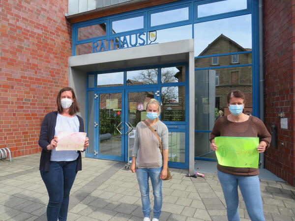 Bild vergr&ouml;&szlig;ern: Foto (© Gemeinde Lehre): Sarah Krüger, Vorsitzende des Gemeindeelternrats (Mitte), überreicht Marina Köther und Heike Busch (von links) von der Gemeinde Lehre farbenfrohe Geschenktüten als Dankeschön für den tatkräftigen Arbeitsaufwand.