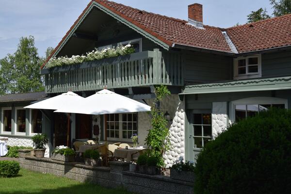 Bild vergr&ouml;&szlig;ern: Foto (Quelle: Andreas Kroll): Das Team vom Schweizer Haus in Lehre lädt 50 Helferinnen und Helfer zum Essen ein.