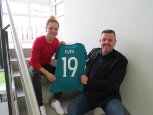 Bild vergr&ouml;&szlig;ern: Foto (Quelle: Gemeinde Lehre): Das Bild entstand im Februar 2020 bei einem Besuch der VfL-Spielerin Svenja Huth im Rathaus bei Gemeindebürgermeister Andreas Busch.