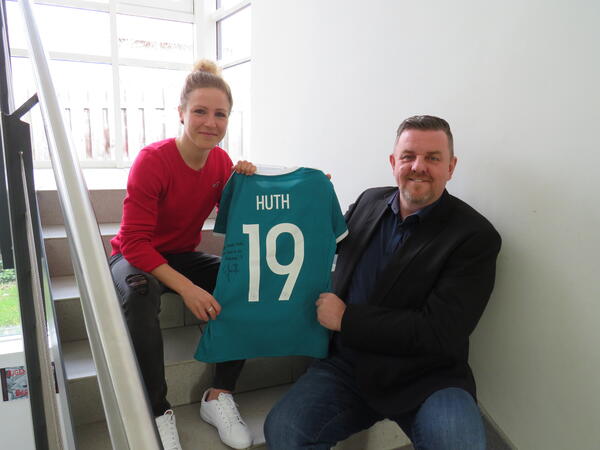 Bild vergr&ouml;&szlig;ern: Foto (Quelle: Gemeinde Lehre): Das Bild entstand im Februar 2020 bei einem Besuch der VfL-Spielerin Svenja Huth im Rathaus bei Gemeindebürgermeister Andreas Busch.