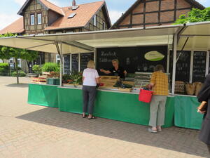 Bild vergr&ouml;&szlig;ern: Foto (Gemeinde Lehre): Der neue Mobile Marktstand wird in Lehre bereits gut angenommen.