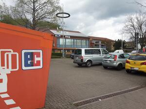 Bild vergr&ouml;&szlig;ern: Foto (Quelle: Gemeinde Lehre): Die Abrissarbeiten des Volksbank-Kubus mit Geldautomaten in Flechtorf beginnen.