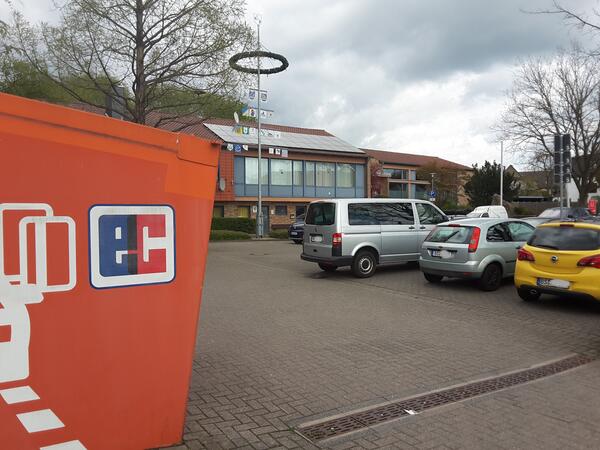 Bild vergr&ouml;&szlig;ern: Foto (Quelle: Gemeinde Lehre): Die Abrissarbeiten des Volksbank-Kubus mit Geldautomaten in Flechtorf beginnen.