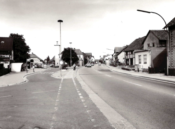 Bild vergr&ouml;&szlig;ern: Foto (Archiv: Dorfmuseum Lehre, Fotograf: Heinz Musmann): In Erinnerungen schwelgen – das Foto zeigt, wie die Berliner Straße in der Vergangenheit mal ausgesehen hat.