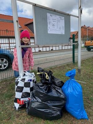 Bild vergr&ouml;&szlig;ern: Foto (© Michaela Hofmann): An vielen Stellen in der Gemeinde Lehre wurde während der eigentlichen Umweltwoche Müll gesammelt.