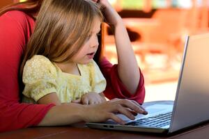 Bild vergr&ouml;&szlig;ern: Symbolfoto (Quelle: Pixabay): Für Mütter, Väter und pflegende Angehörige stellt die Vereinbarkeit von "Home-Office" und Kinderbetreuung oder häuslicher Pflege eine große Herausforderung dar - die Gemeinde Lehre ruft zur Spende für das Müttergenesungswerk