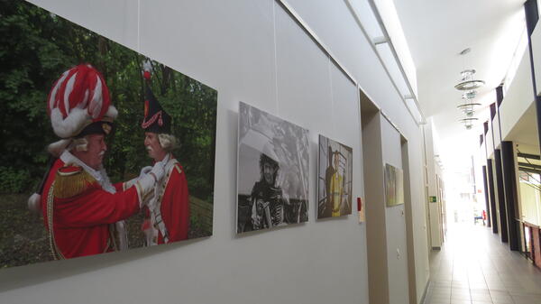 Bild vergr&ouml;&szlig;ern: Bild (© Gemeinde Lehre): Die Bilder der Ausstellung „EinTRACHTEN im Braunschweiger Land“, hängen bereits in den Fluren des Rathauses.