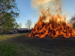 Archivfoto (Gemeinde Lehre): Grundsätzlich könnten Osterfeuer in diesem Jahr wieder stattfinden - allerdings unter erschwerten Bedingungen.
