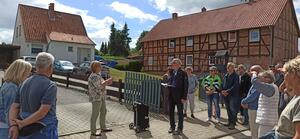 Bild vergr&ouml;&szlig;ern: Die Führung durch Groß Brunsrode zum Gemeinde Jubiläum war gut besucht.