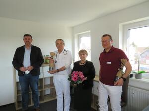Bild vergr&ouml;&szlig;ern: Fotos (© Gemeinde Lehre): Abschied und Begrüßung zugleich – Bürgermeister Andreas Busch (links) überreicht Präsente an die scheidenden Hausärzte-Eheleute Dres. Carmen und Michael Rohmann und ihren Nachfolger Dr. Johann-Christoph Schnell.