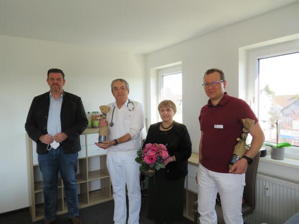 Bild vergr&ouml;&szlig;ern: Fotos (© Gemeinde Lehre): Abschied und Begrüßung zugleich – Bürgermeister Andreas Busch (links) überreicht Präsente an die scheidenden Hausärzte-Eheleute Dres. Carmen und Michael Rohmann und ihren Nachfolger Dr. Johann-Christoph Schnell.