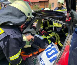 Bild vergr&ouml;&szlig;ern: Foto: (Feuerwehr Lehre) Die Feuerwehr hat neue Leute ausgebilde